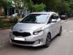 Kia Rondo G-Premium 2015 - Nhà mình cần bán chiếc ô tô Kia Rondo đời 2015, số tự động máy dầu, màu xám bạc