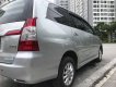 Toyota Innova   MT 2015 - Bán lại chiếc xe Toyota Innova số sàn 7 chỗ, ĐK 2015 chính chủ sử dụng từ đầu, màu ghi bạc, biển Hà Nội