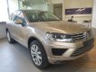 Volkswagen Touareg 2016 - Bán Volkswagen Touareg sản xuất 2016, màu vàng, nhập khẩu nguyên chiếc