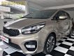 Kia Rondo GAT 2018 - Bán Kia Rondo GAT 2017 số tự động, xe chạy 15000km, hỗ trợ trả góp 75%. LH nhận gía yêu thương