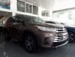 Toyota Highlander LE 2.7 2017 - Bán chiếc xe Toyota Highlander 2.7 LE tháng 2- 2017 màu cà phê cực đẹp