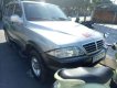 Ssangyong Musso 2004 - Bán xe Ssangyong Musso đời 2004, màu bạc, máy lạnh khỏi bàn