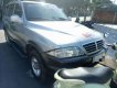 Ssangyong Musso 2004 - Bán xe Ssangyong Musso đời 2004, màu bạc, máy lạnh khỏi bàn