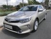 Toyota Camry  2.0E  2018 - Bán gấp Camry tự động 2.0E đk 4/2018, màu ghi bạc xe như mới