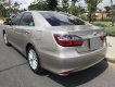 Toyota Camry 2.0E 2018 - Bán gấp Camry tự động 2.0E đk 4/2018 màu ghi bạc xe như mới