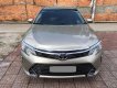 Toyota Camry 2.0E 2018 - Bán gấp Camry 2.0E tự động 4/2018, màu vàng cát xe đi 6000 km