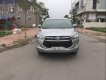 Toyota Innova 2017 - Cần bán gấp Toyota Innova 2017, màu bạc số sàn, 699tr