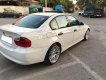 BMW 3 Series 320i 2007 - Cần bán xe BMW 320i 2007 màu trắng, nội thất kem