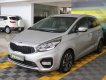 Kia Rondo 1.7AT 2017 - Cần bán Kia Rondo 1.7AT sản xuất năm 2017, màu bạc, giá 736tr