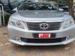 Toyota Camry 2.0E 2013 - Cần bán lại xe Toyota Camry 2.0E năm 2013, màu bạc, còn mới, giá tốt