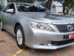 Toyota Camry 2.0E 2013 - Cần bán lại xe Toyota Camry 2.0E năm 2013, màu bạc, còn mới, giá tốt