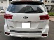 Kia Sedona 2019 - Gia đình mình bán Kia Sedona 2019 đăng ký 2020, số tự động, bản full, máy dầu, màu trắng tinh mơ