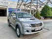 Toyota Hilux 2015 - Bán Toyota Hilux 2.5E 4x2MT sản xuất 2015, màu bạc, nhập khẩu nguyên chiếc số sàn, giá tốt