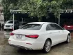 Mercedes-Benz E200 Exclusive 2023 - Cần bán lại xe Mercedes Exclusive đời 2023, màu trắng/nâu siêu lướt 1v5km giá tốt