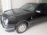 Mercedes-Benz E230 1996 - Cần bán Mercedes đời 1996, màu đen, nhập khẩu nguyên chiếc chính chủ giá 235 triệu tại Tp.HCM