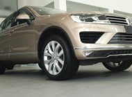 Volkswagen Touareg GP 2016 - Bán xe Volkswagen Touareg GP năm 2016, màu vàng, nhập khẩu. Ưu đãi cực lớn lên đến 200 LH: 0978877754 giá 2 tỷ 889 tr tại Gia Lai