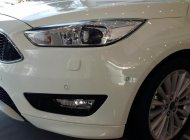 Ford Focus 2018 - Yên Bái, thanh lý lô xe Ford Focus 5 cửa cuối năm 2018, màu trắng, xe sẵn màu giao ngay. Hỗ trợ vay trả góp giá 580 triệu tại Yên Bái