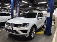 Volkswagen Touareg SUV 2017 - Cần bán Volkswagen Touareg 2017, trắng ngọc trinh, còn mới tinh không lầm lỗi, Odo 6200Km, full options giá 2 tỷ 100 tr tại Tp.HCM