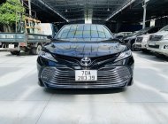 Toyota Camry AT 2020 - Bán xe Toyota Camry AT sản xuất năm 2020, xe màu đen, cực sang và mới, có trả góp giá 1 tỷ 180 tr tại Tp.HCM