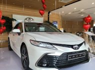 Toyota Camry 2021 - Bán Toyota Camry 2.0G năm 2021 ưu đãi lớn T12, sẵn xe giao ngay, trang bị nhiều tính năng hiện đại giá 1 tỷ 50 tr tại Sơn La