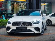 Mercedes-Benz E300 2022 - Màu trắng nhẹ nhàng lướt phố, click ngay để nhận ưu đãi khủng giá 3 tỷ 129 tr tại Bình Dương