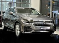 Volkswagen Touareg luxury 2023 - màu xám sang trọng, đẹp mắt, xe nhập khẩu nguyên chiếc, tặng voucher phụ kiện 400 triệu ++ 0% lãi suất giá 3 tỷ 99 tr tại Tp.HCM