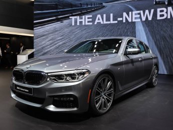 BMW 5 Series 520d 2017 - Bán xe BMW 5 Series 520d sản xuất 2017 thế hệ mới nhất, nhiều màu, xe nhập. LH đặt xe 0901 124 188