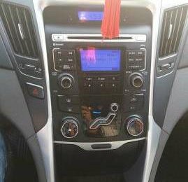 Hyundai Sonata 2010 - Bán Hyundai Sonata 2010, màu bạc xe gia đình, giá chỉ 550 triệu