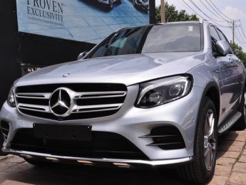 Mercedes-Benz Smart GLC 300 4Matic 2018 - Bán xe Mercedes GLC 300 màu bạc giá tốt. Giao xe ngay