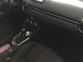 Mazda 2 2018 - Cần bán lại xe Mazda 2 đời 2018, màu đỏ xe gia đình, giá 600tr
