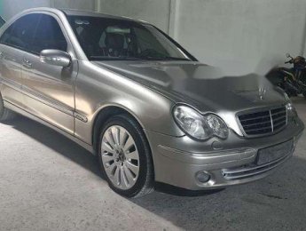 Mercedes-Benz C class C180 2004 - Cần bán xe Mercedes C180 sản xuất 2004, màu bạc xe gia đình, giá tốt