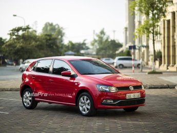 Volkswagen Polo 2017 - Bán ô tô Volkswagen Polo năm sản xuất 2017, màu đỏ, nhập khẩu, giá tốt, siêu khuyến mãi