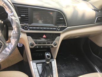 Hyundai Elantra 2.0AT 2018 - Cần bán Hyundai Elantra 2.0AT sản xuất năm 2018, màu trắng, giá tốt