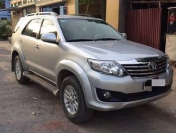 Toyota Fortuner 2x4 AT 2012 - Cần bán lại xe Toyota Fortuner 2x4 AT năm 2012, màu bạc chính chủ, giá chỉ 675 triệu