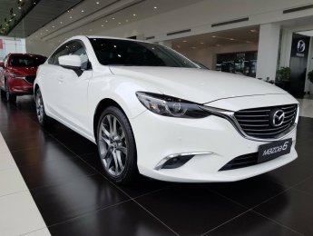 Mazda 6 2.0 Premium 2018 - Bán Mazda 2.0 Premium màu trắng, hỗ trợ trả góp 90% xe - LH 0977759946.