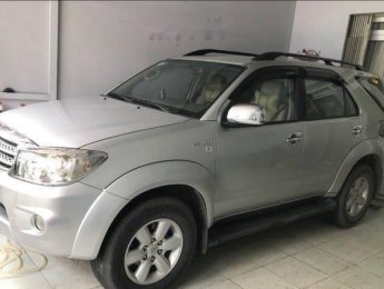 Toyota Fortuner G  2011 - Bán Toyota Fortuner G năm sản xuất 2011, màu bạc, giá 720tr