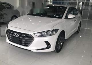 Hyundai Elantra   1.6 AT  2018 - Bán Hyundai Elantra 1.6 AT năm sản xuất 2018, màu trắng, giá 620tr