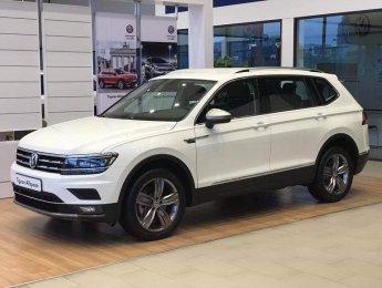 Volkswagen Tiguan 2018 - Bán xe gầm cao 7 chỗ nhập khẩu, giá tốt, đủ màu, bao bank 85%