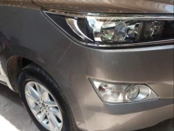 Toyota Innova 2.0E 2017 - Bán ô tô Toyota Innova 2.0E năm sản xuất 2017, màu xám, 700tr