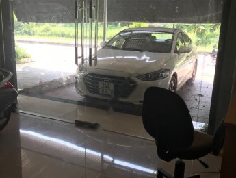 Hyundai Elantra 2017 - Bán Hyundai Elantra sản xuất năm 2017, màu trắng, số sàn