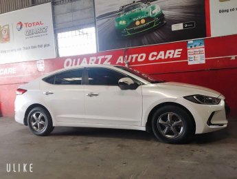 Hyundai Elantra  MT 2017 - Cần bán lại xe Hyundai Elantra MT đời 2017, màu trắng 