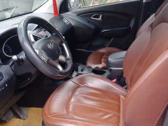 Hyundai Tucson 2.0 AT 4WD 2011 - Cần bán Hyundai Tucson 2.0 AT 4WD đời 2011, màu bạc, xe nhập chính chủ, giá chỉ 470 triệu