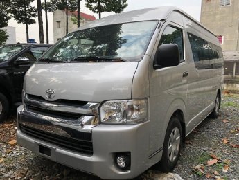 Toyota Hiace 3.0L DAT 2019 - Bán nhanh chiếc Toyota Hiace 3.0L DAT đời 2019, màu bạc, giá giảm mạnh