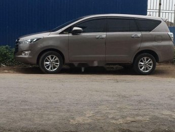Toyota Innova 2018 - Bán ô tô Toyota Innova năm sản xuất 2018, màu nâu, giá 650tr