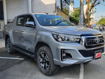 Toyota Hilux   2019 - Cần bán gấp Toyota Hilux 2.8 4x4 số tự động đời 2019, màu bạc lướt 17000km giá cực tốt