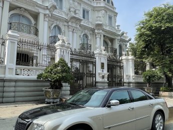 Chrysler 300C 2010 - Cần bán gấp Chrysler 300C sản xuất 2010, xe gia đình, giá 565tr