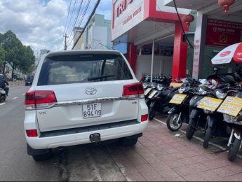 Toyota Land Cruiser   VX   2017 - Bán ô tô Toyota Land Cruiser VX sản xuất 2017, màu trắng, nhập khẩu nguyên chiếc