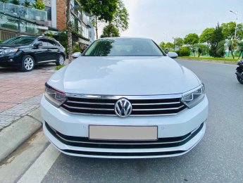 Volkswagen Passat 2017 - Màu trắng, nhập khẩu