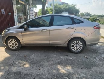 Ford Fiesta 2012 - Xe màu vàng cát