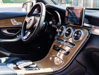 Mercedes-Benz GLC 300 2017 - Bán Mercedes GLC 300 sản xuất năm 2017, màu trắng, nhập khẩu nguyên chiếc